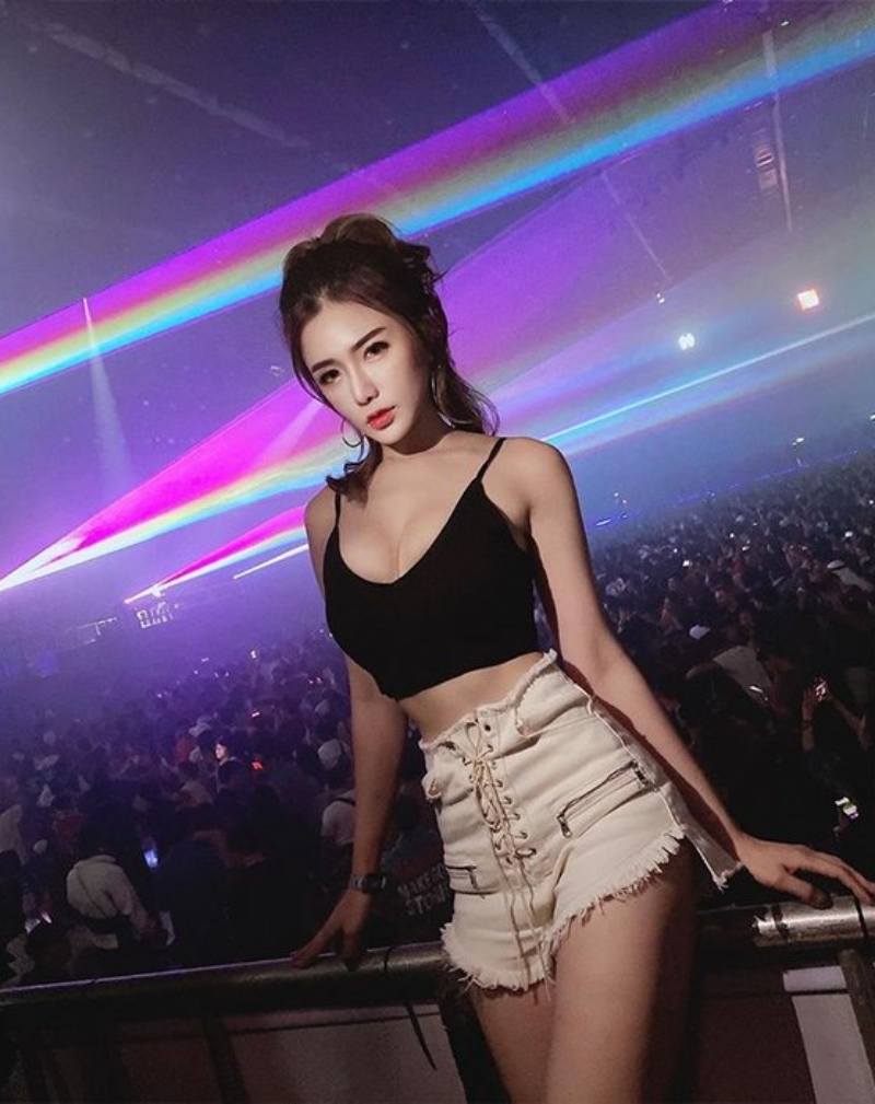 Ảnh gái đi bar xinh đẹp mặc croptop đen Ảnh gái đi bar xinh đẹp mặc croptop đen