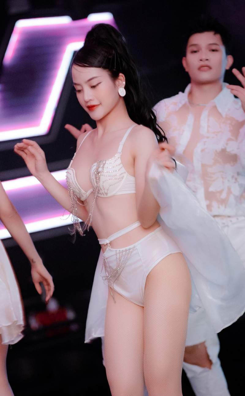 Ảnh gái bar mặc bikini trắng nhún nhảy Ảnh gái bar mặc bikini trắng nhún nhảy