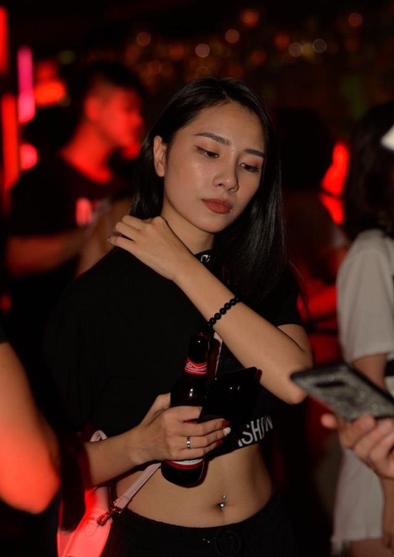 Ảnh gái bar mặc áo hở rốn Ảnh gái bar mặc áo hở rốn