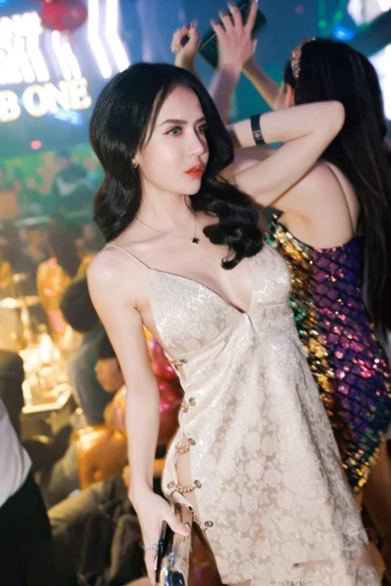 Ảnh gái bar mặc đầm hở hang nhún nhảy Ảnh gái bar mặc đầm hở hang nhún nhảy