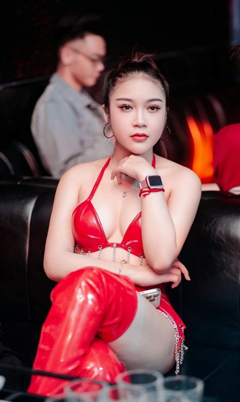 Ảnh gái bar mặc bikini đỏ ngồi trên ghế sofa Ảnh gái bar mặc bikini đỏ ngồi trên ghế sofa