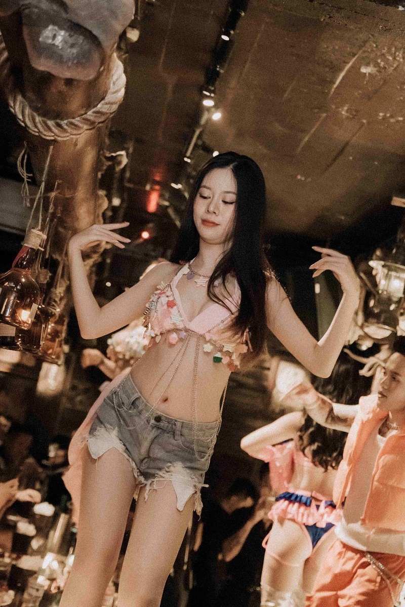 Ảnh gái bar mặc bikini nhún nhảy Ảnh gái bar mặc bikini nhún nhảy