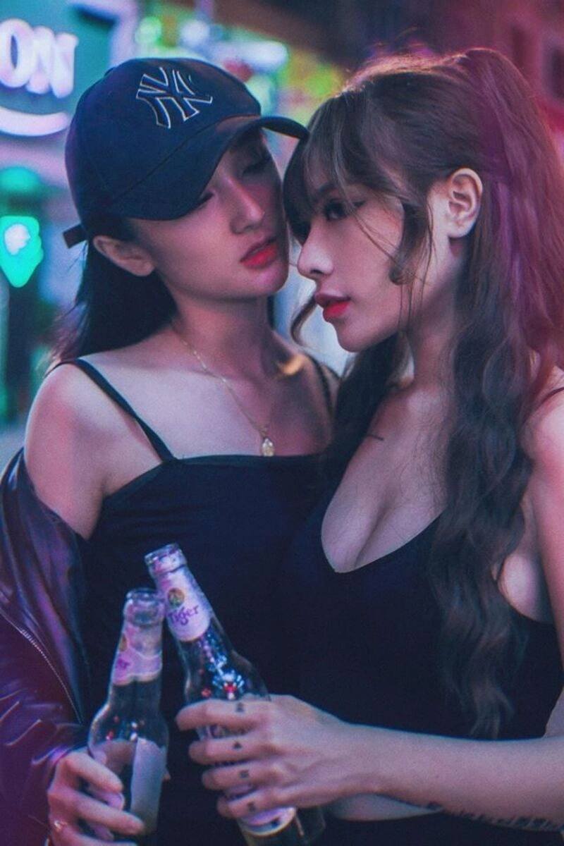 Ảnh 2 cô gái đi bar mặc hở hang cụng bia với nhau Ảnh 2 cô gái đi bar mặc hở hang cụng bia với nhau