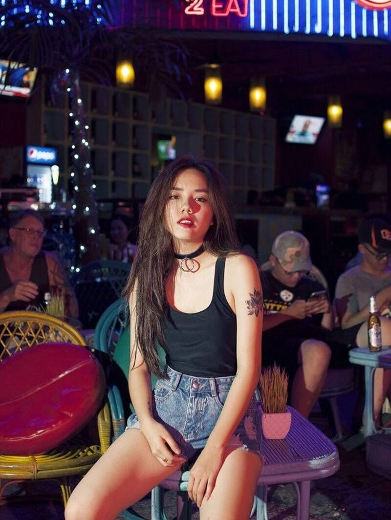 Ảnh gái bar mặc áo ba lỗ ngồi trên bàn Ảnh gái bar mặc áo ba lỗ ngồi trên bàn