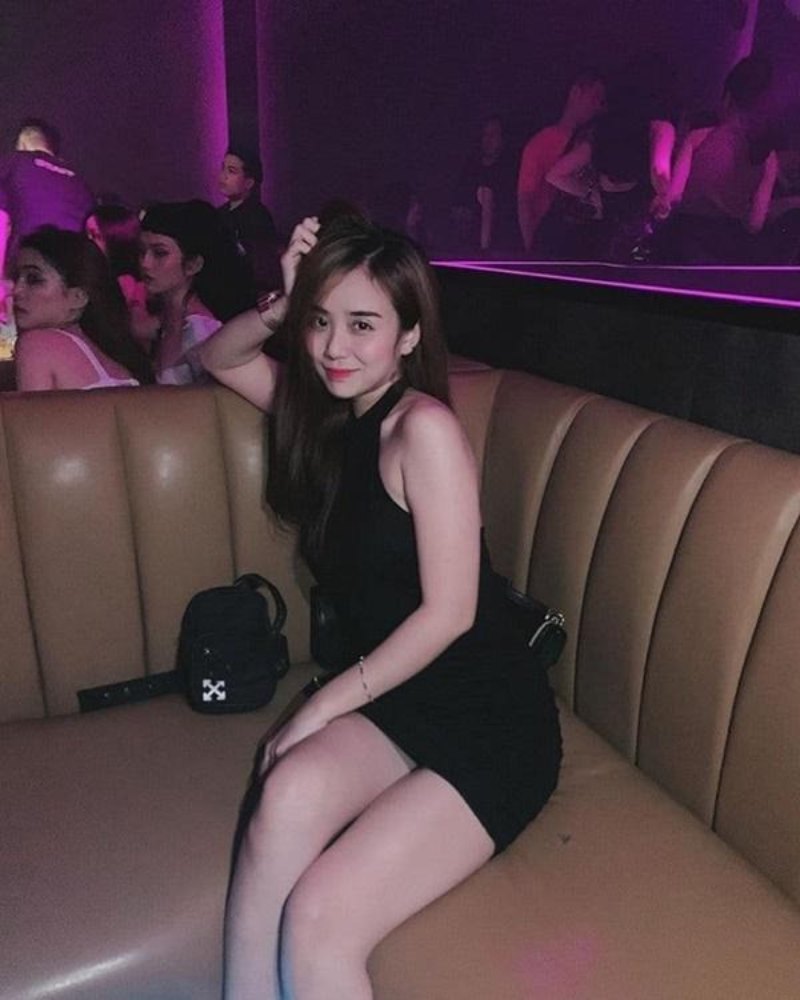 Ảnh gái bar mặc đầm body ngồi trên ghế sofa Ảnh gái bar mặc đầm body ngồi trên ghế sofa