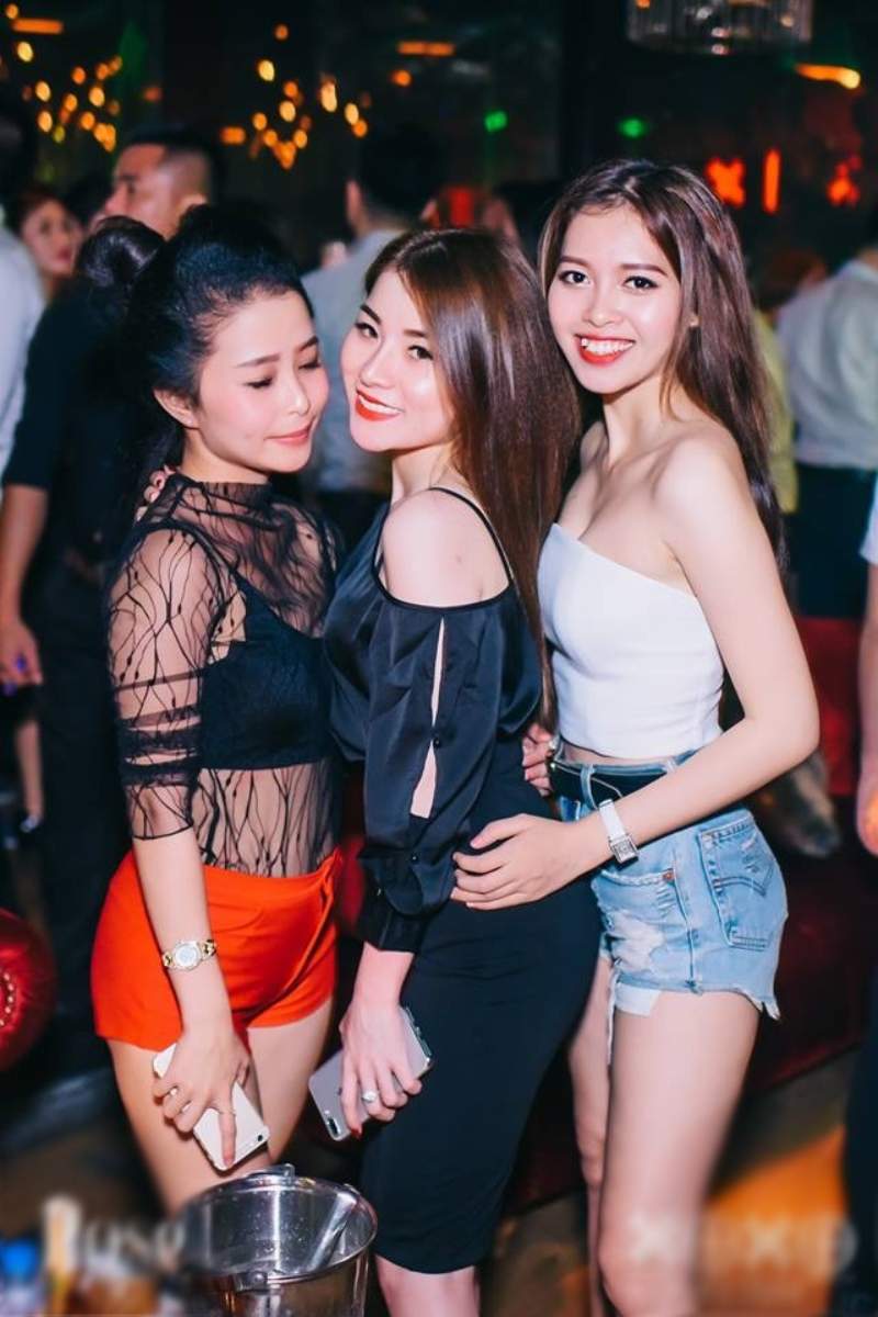 Ảnh 3 cô gái đi bar đứng nghiêng mình nhún nhảy Ảnh 3 cô gái đi bar đứng nghiêng mình nhún nhảy