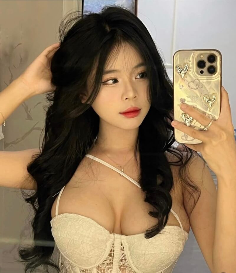Ảnh gái vú to mặc váy trắng đứng chụp dáng bằng điện thoại Ảnh gái vú to mặc váy trắng đứng chụp dáng bằng điện thoại