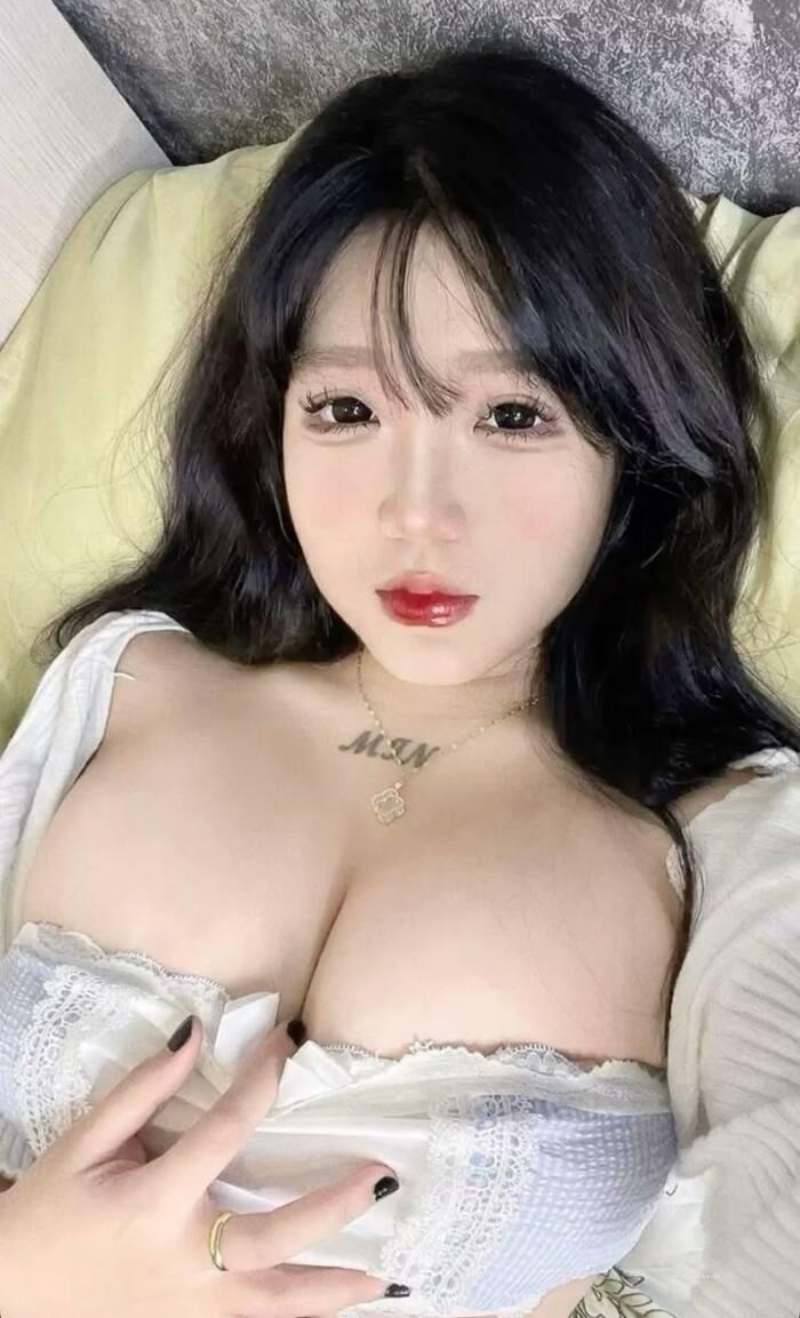 Ảnh gái vú to nằm trên giường Ảnh gái vú to nằm trên giường