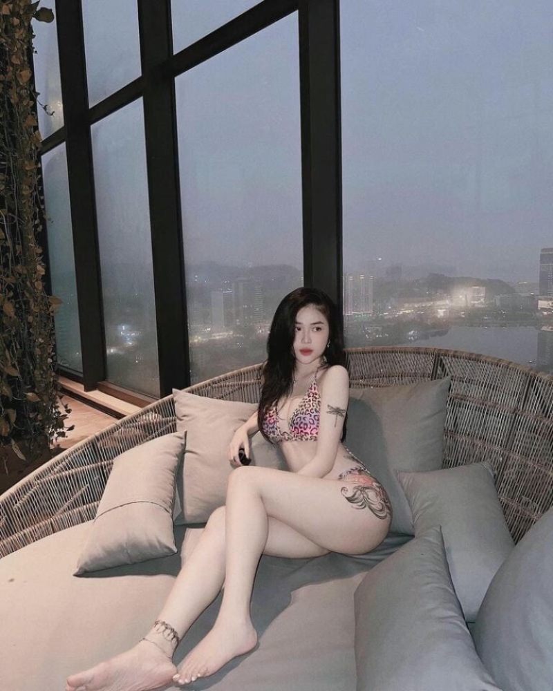 Ảnh gái xinh mặc bikini ngồi trên giường Ảnh gái xinh mặc bikini ngồi trên giường