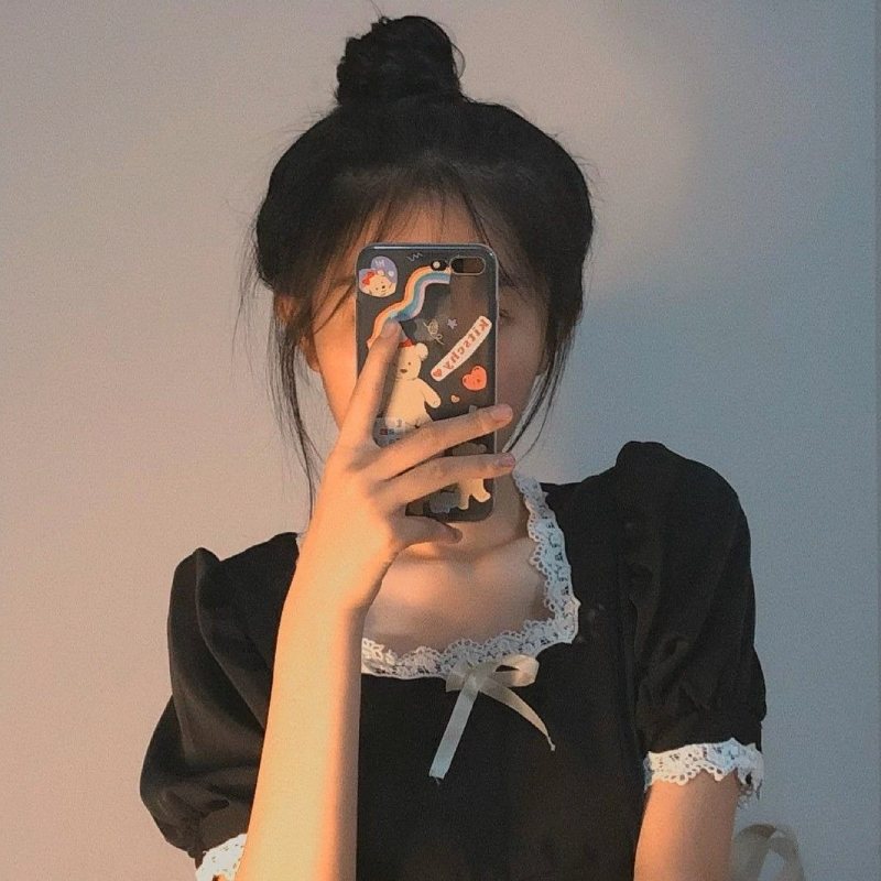 Gái xinh che mặt bằng điện thoại, ánh sáng đỏ xanh