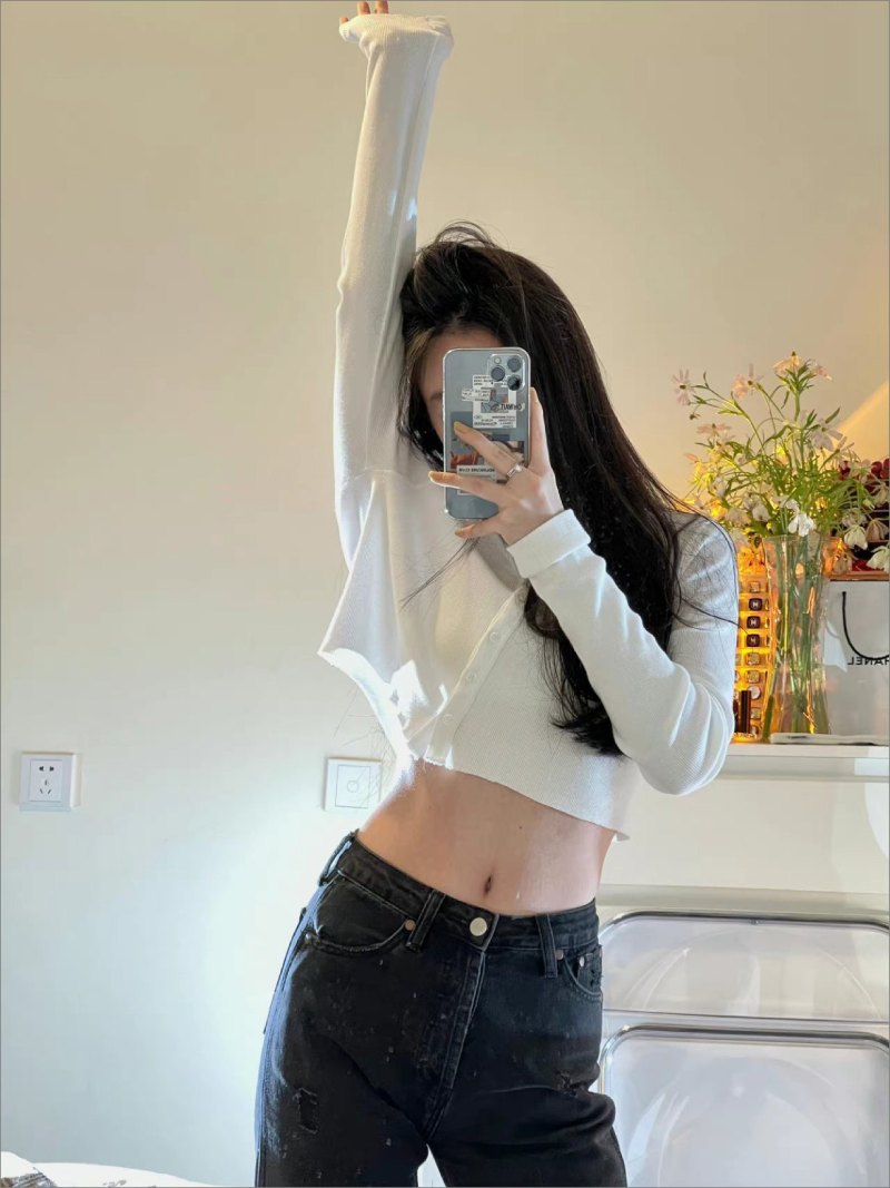 Ảnh gái xinh che mặt bằng điện thoại trong phòng