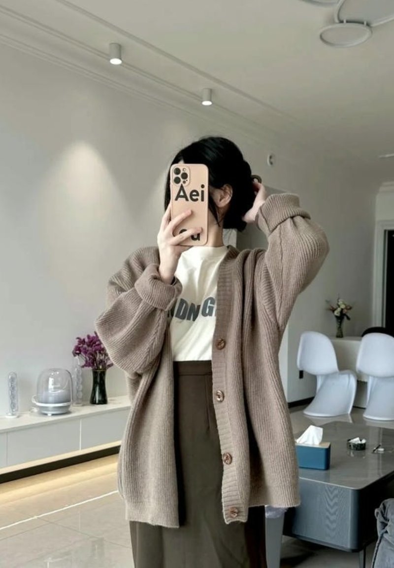 Ảnh gái xinh che mặt bằng điện thoại ở phòng khách