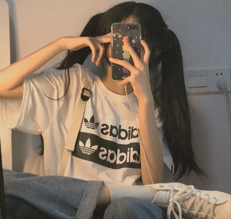 Ảnh gái xinh che mặt bằng điện thoại ở phòng ngủ