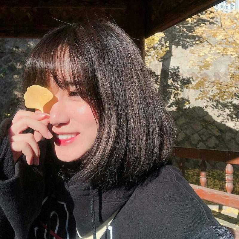 Ảnh gái xinh che mặt bằng cánh hoa, cười tươi