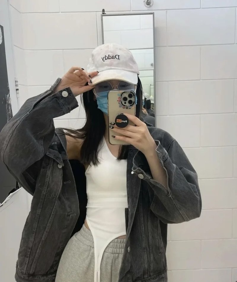 Ảnh gái xinh che mặt bằng khẩu trang, mũ và điện thoại