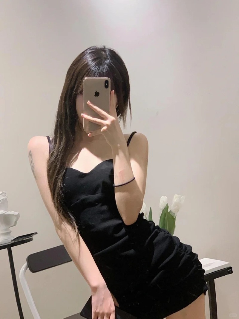 Ảnh gái xinh che mặt bằng điện thoại, mặc váy body đen