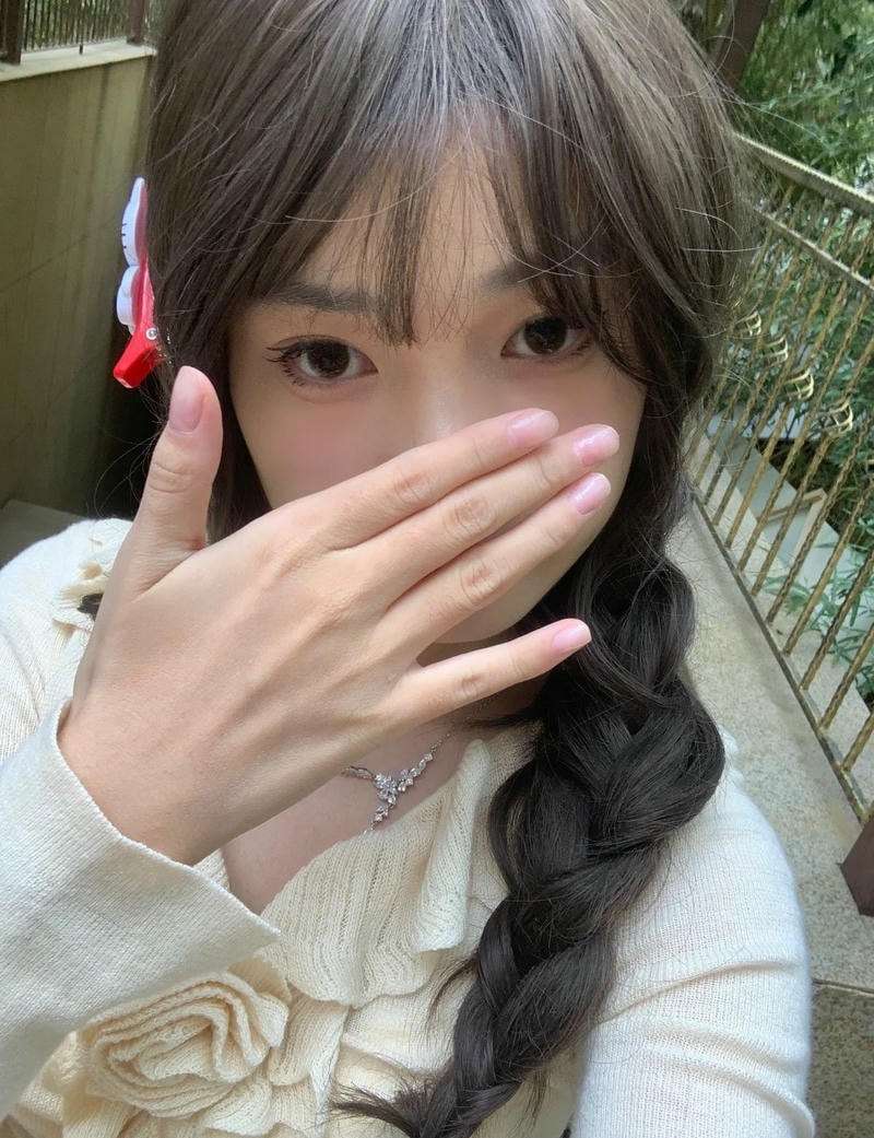 Ảnh gái xinh che mặt bằng tay phải