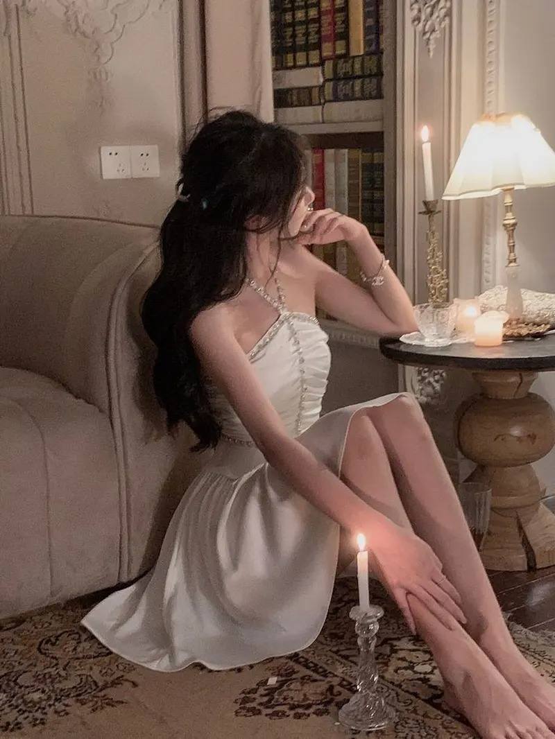 Ảnh gái xinh che mặt quay sang trái dưới ánh nến