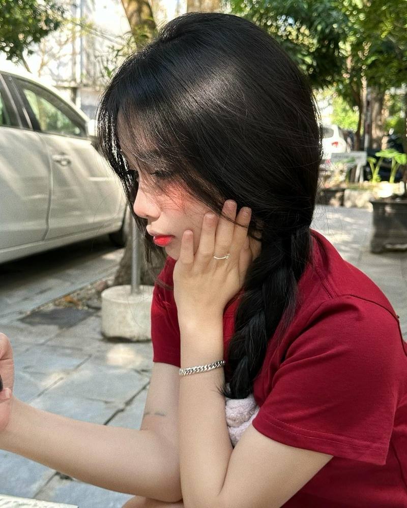 Ảnh gái xinh che mặt bằng tóc trên vỉa hè