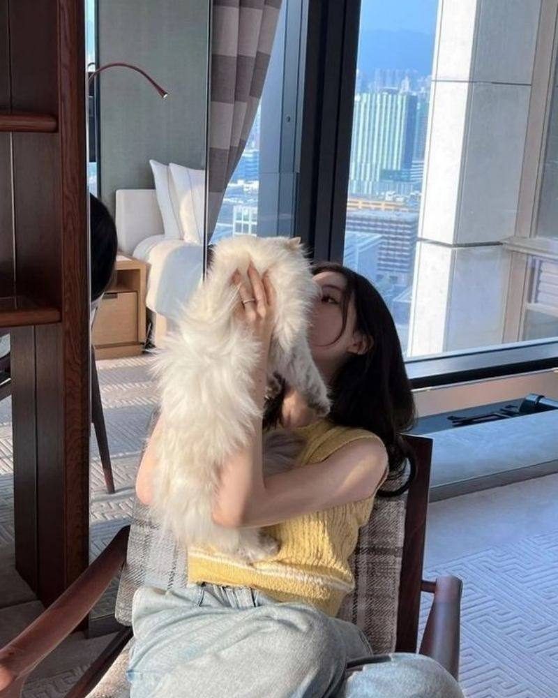 Ảnh gái xinh ẳm mèo che măt trong phòng