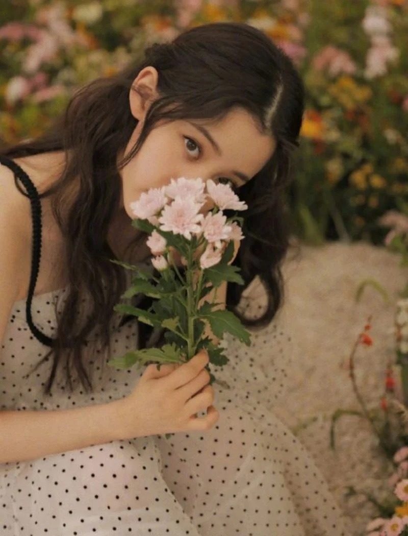 Ảnh gái xinh ẳm mèo che măt bằng hoa