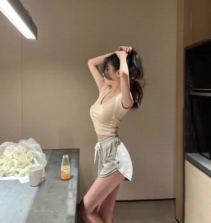 Ảnh gái xinh che măt bằng tóc với góc nghiêng cơ thể