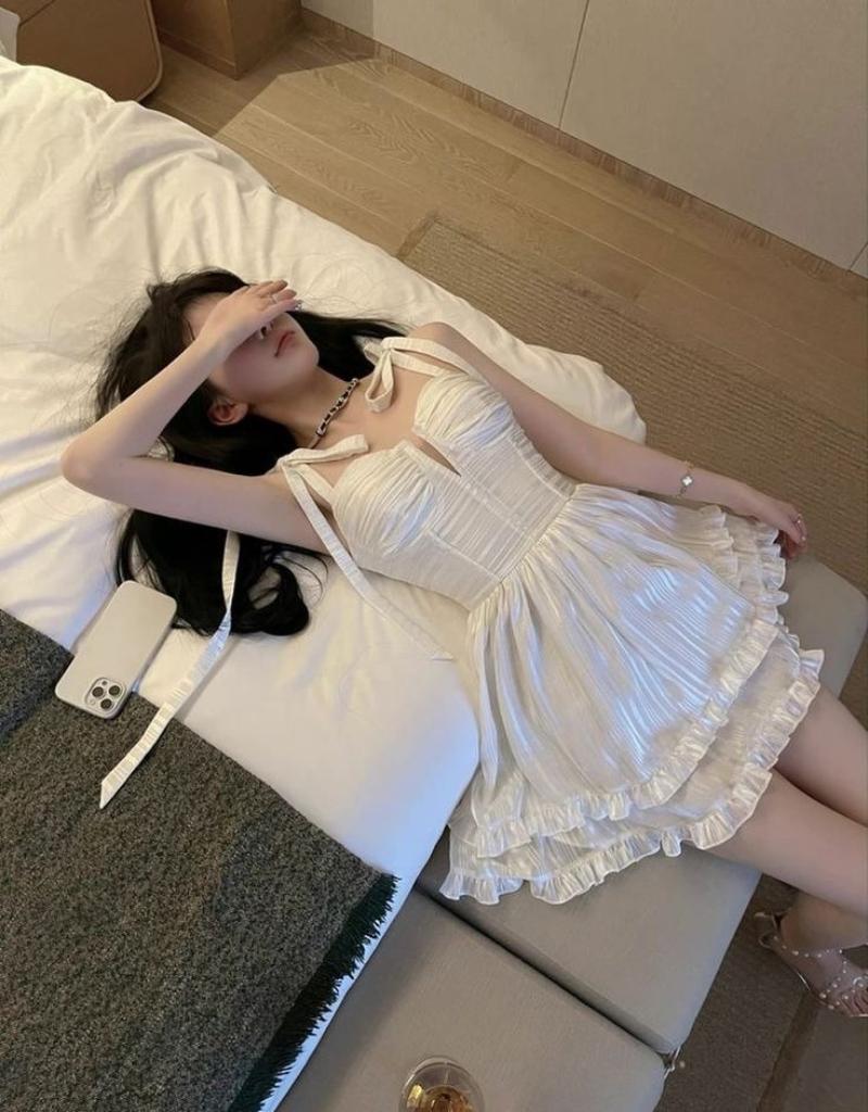 Ảnh gái xinh nằm trên giường che mặt bằng tay phải