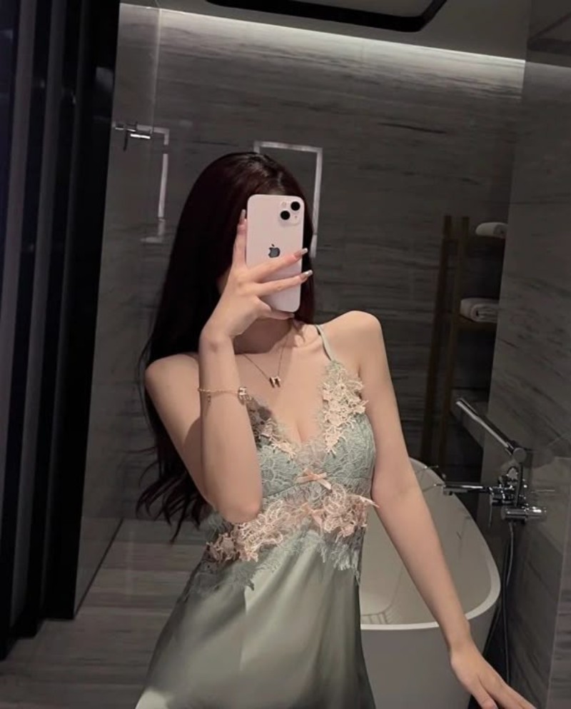 Ảnh gái xinh che mặt bằng điện thoại trong nhà vệ sinh