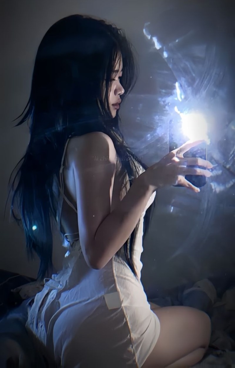 Ảnh gái xinh quay lưng che mặt trước gương