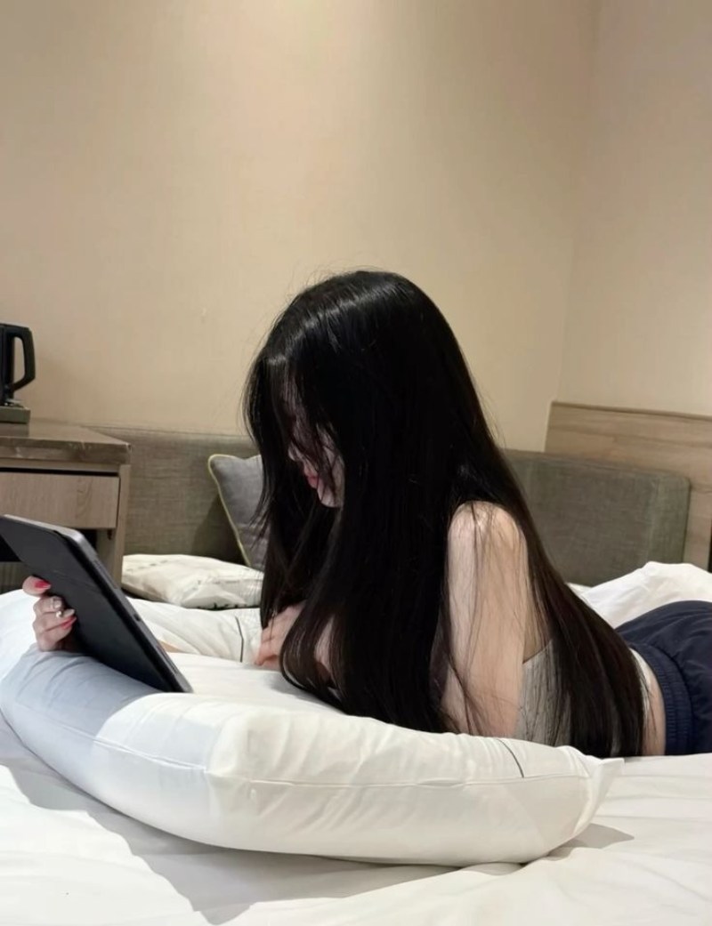 Ảnh gái xinh che mặt bằng tóc nằm trên giường