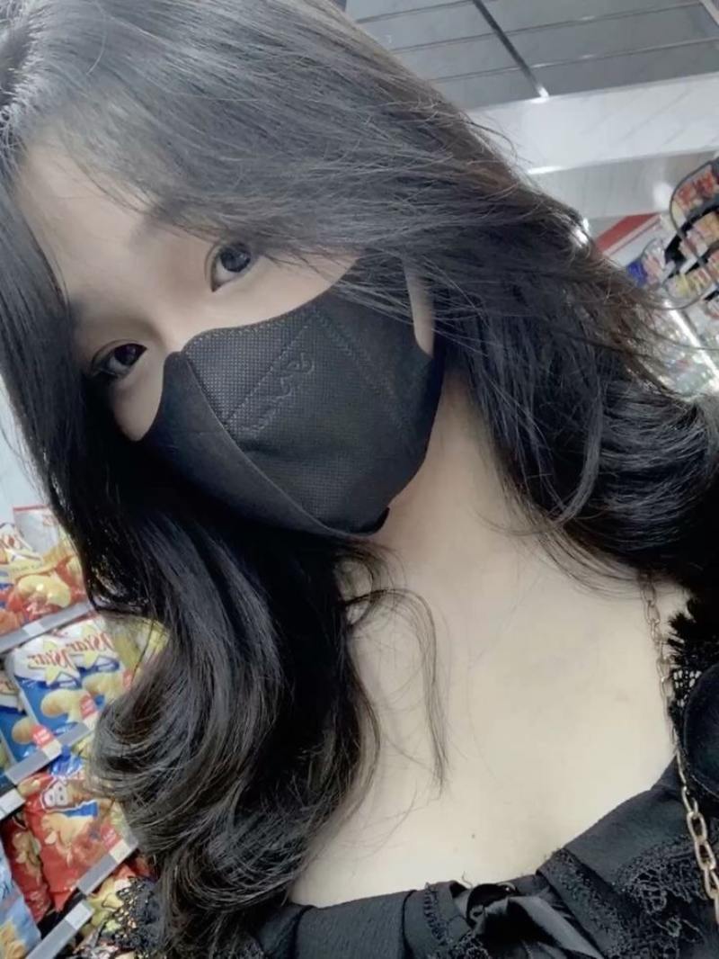 Ảnh gái xinh che mặt bằng khẩu trang đen trong siêu thị
