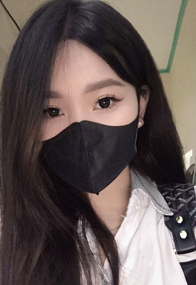 Ảnh gái xinh che mặt bằng khẩu trang đen