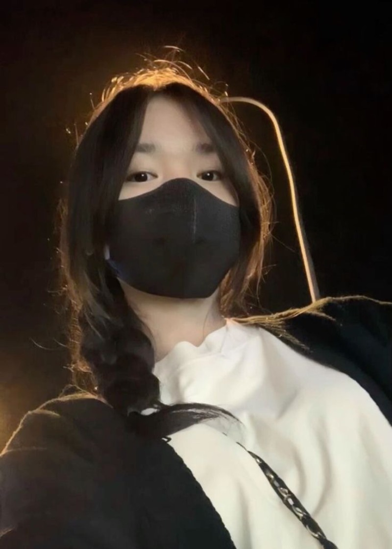 Ảnh gái xinh che mặt bằng khẩu trang đen dưới ánh đèn đường