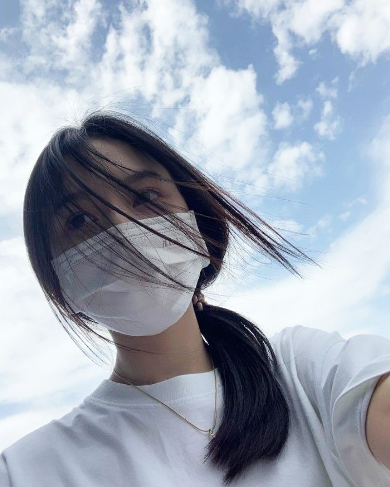 Ảnh gái xinh che mặt bằng khẩu trang trắng ngoài trời