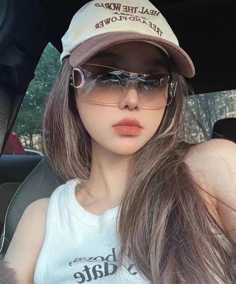 Ảnh gái xinh che mặt bằng kính trong ô tô