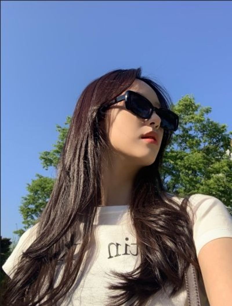 Ảnh gái xinh che mặt bằng kính đen ngoài trời