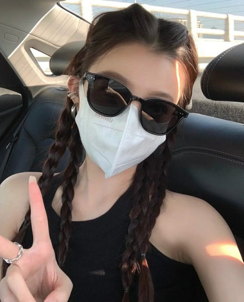 Ảnh gái xinh che mặt bằng kính đen và khẩu trang trong ô tô