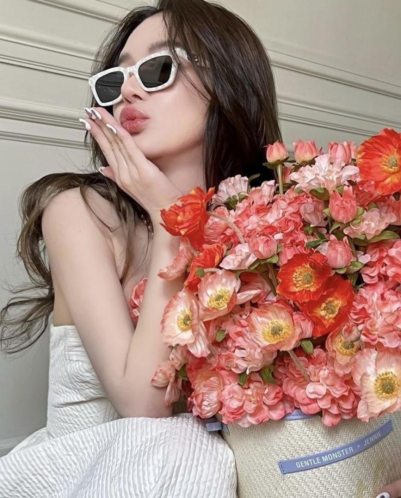 Ảnh gái xinh che mặt bằng kính cầm bó hoa