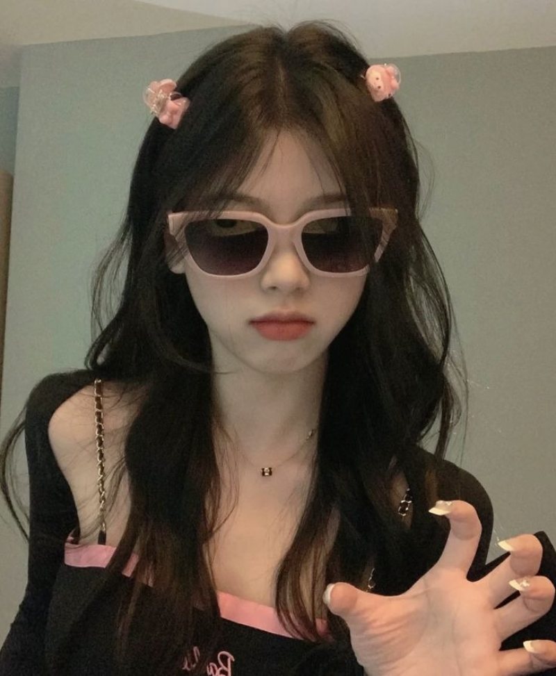 Ảnh gái xinh che mặt bằng kính đáng yêu