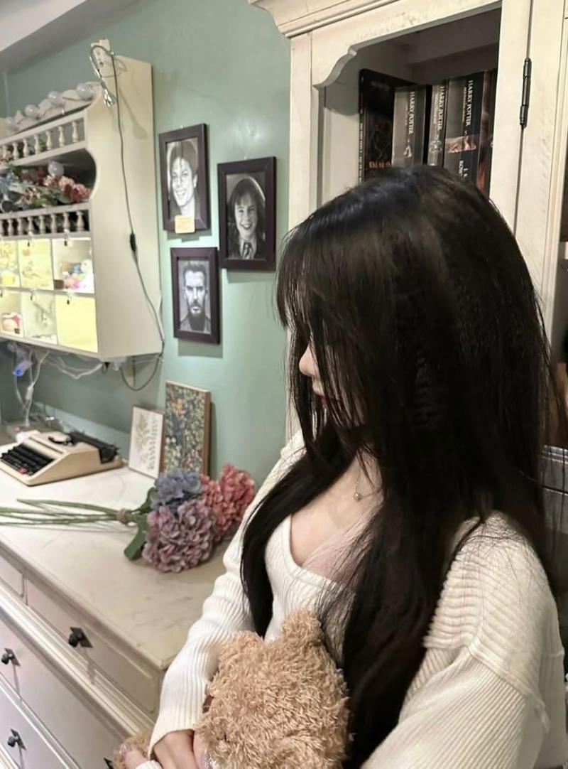 Ảnh gái xinh che mặt bằng tóc với góc nghiêng