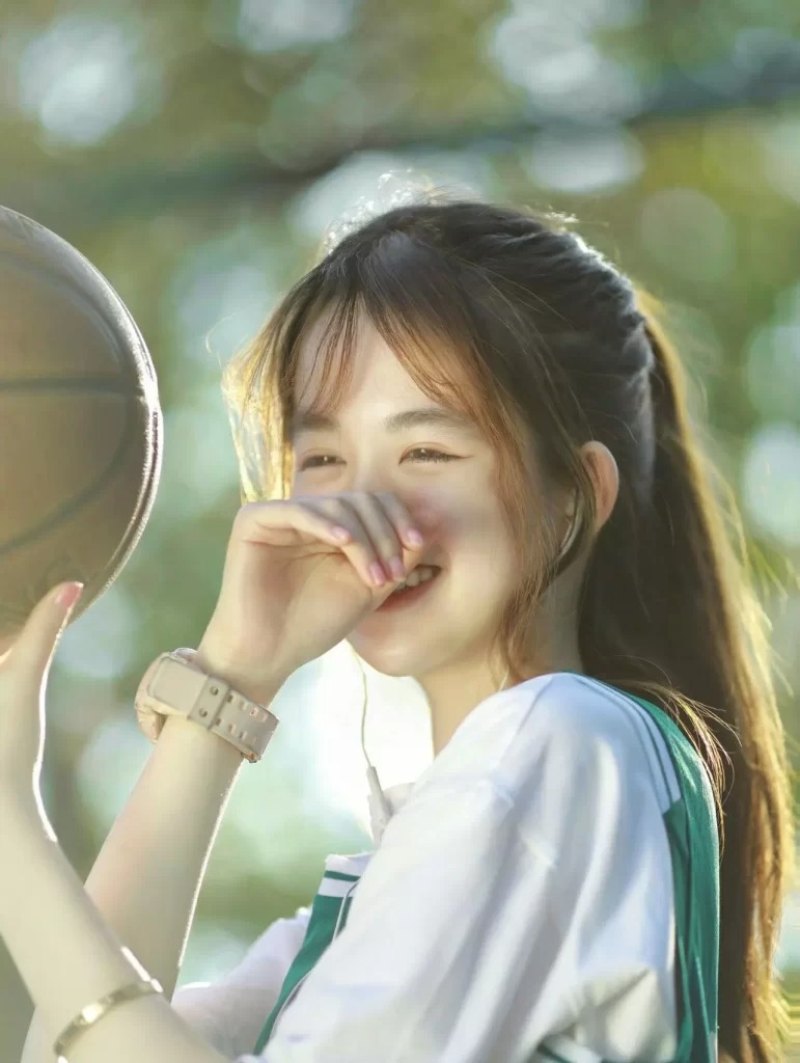 Ảnh gái xinh che mặt bằng tay phải cười tươi