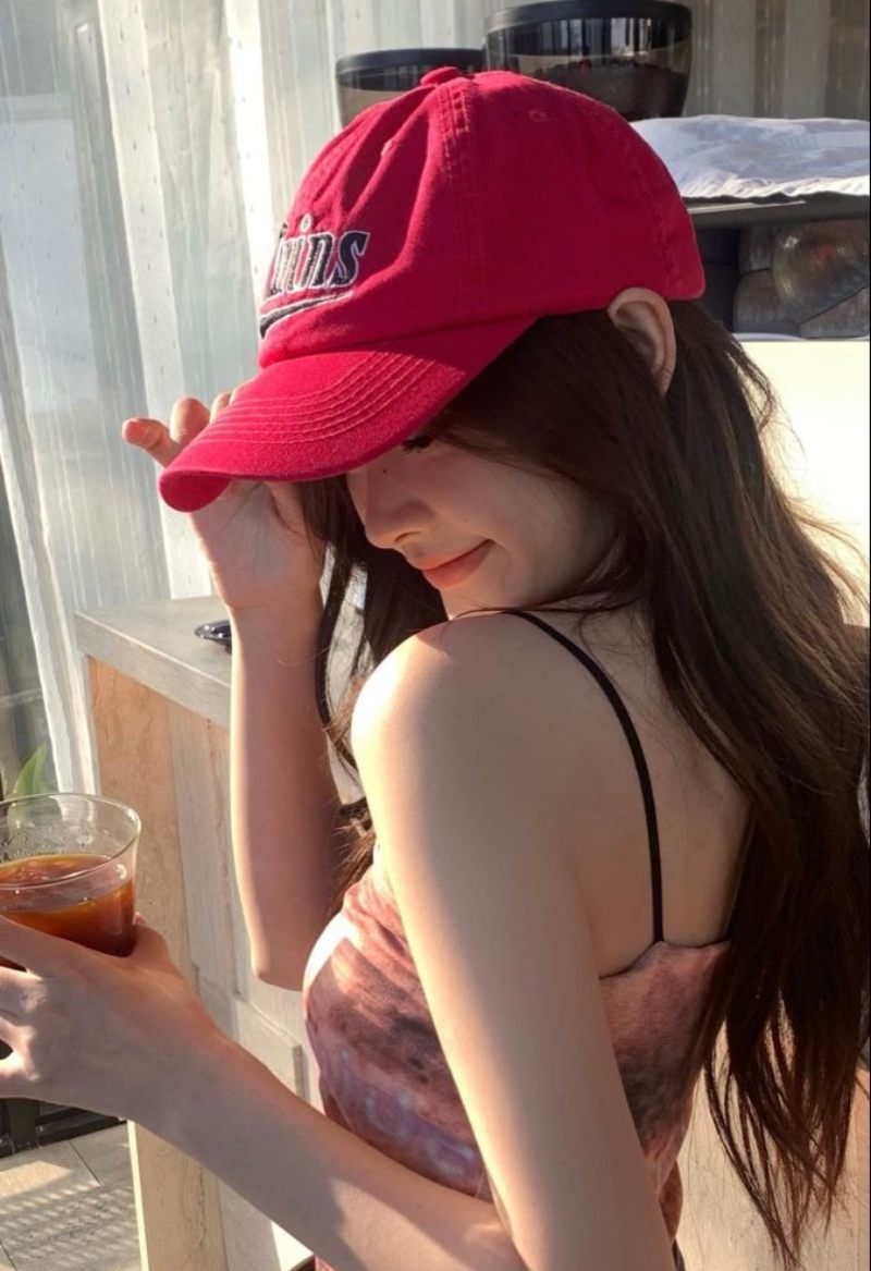 Ảnh gái xinh quay góc nghiêng che nửa mặt đội mũ