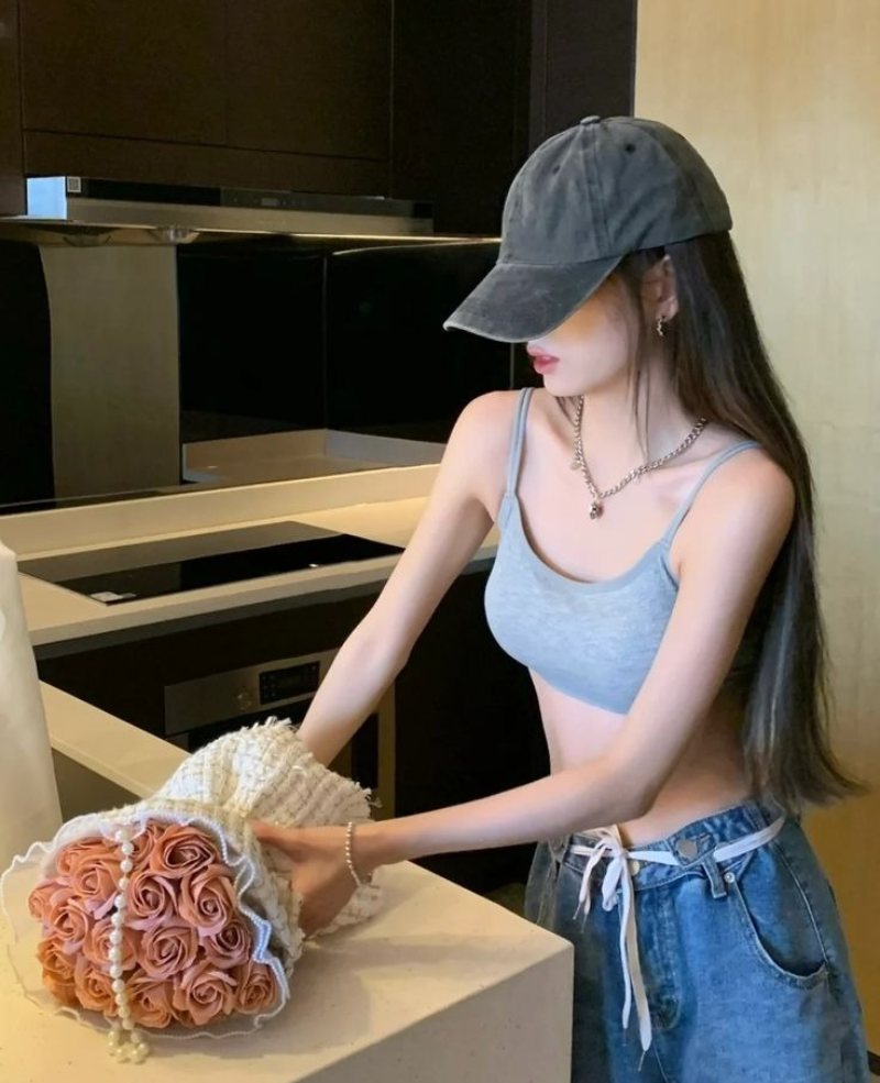 Ảnh gái xinh che mặt bằng mũ tay cầm hoa