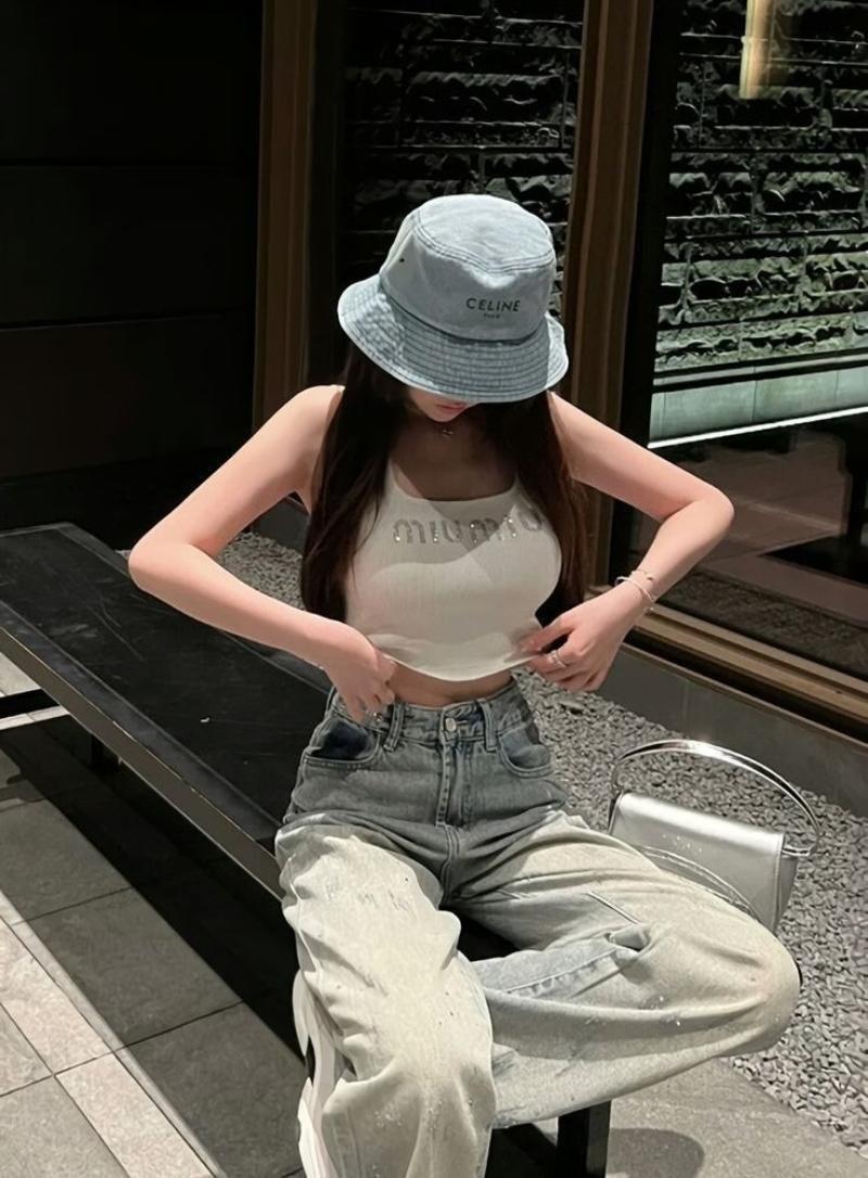 Ảnh gái xinh che mặt bằng mũ