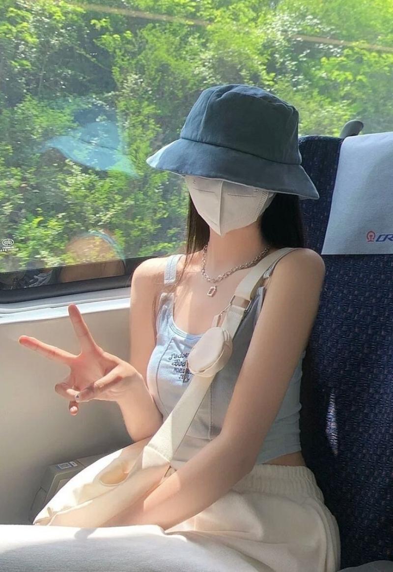 Ảnh gái xinh che mặt bằng mũ và khẩu trang trên xe