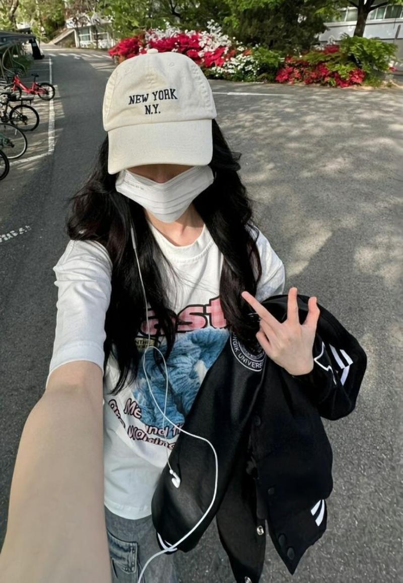 Ảnh gái xinh che mặt bằng mũ và khẩu trang trên đường vắng