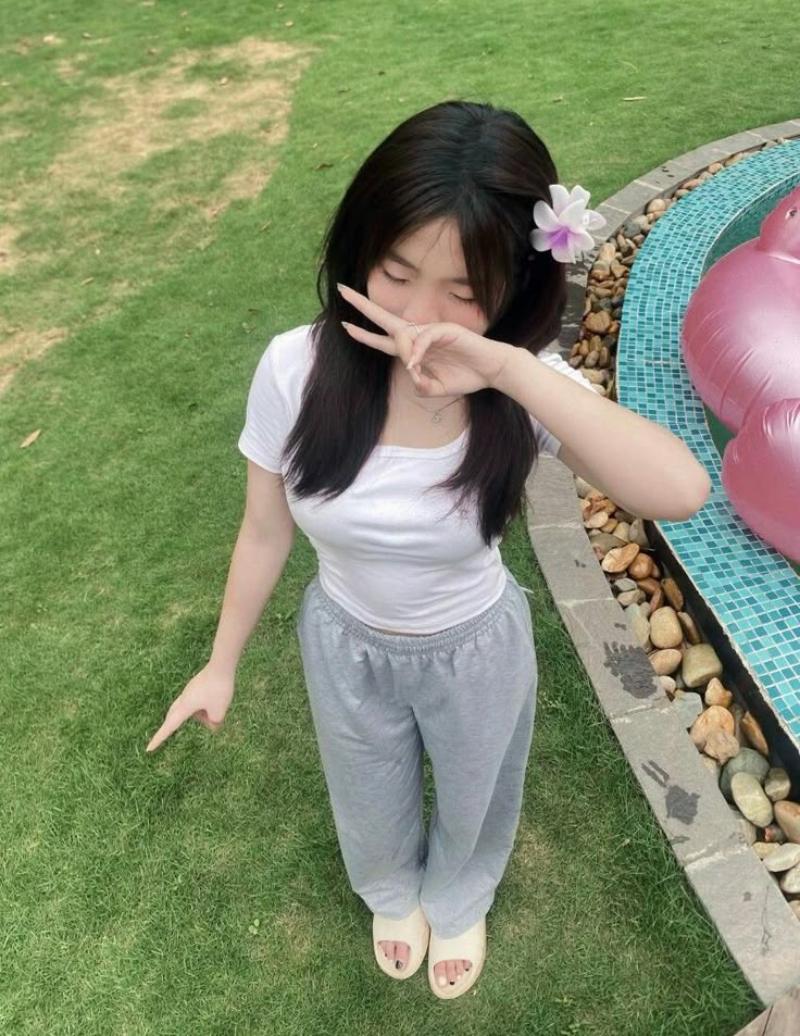 Ảnh gái xinh che mặt bằng tay trái trên bãi cỏ