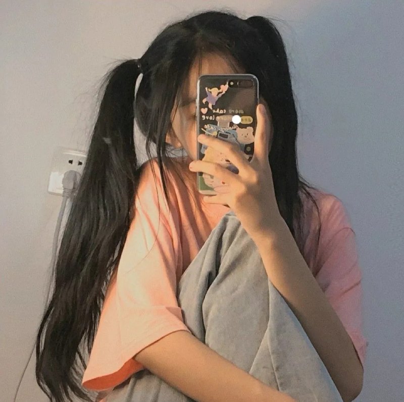 Ảnh gái xinh tóc dài che mặt bằng điện thoại