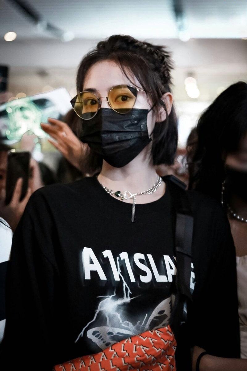 Ảnh gái xinh che mặt bằng khẩu trang đen