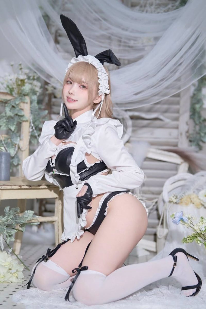 Ảnh gái xinh cosplay trang phục hầu gái